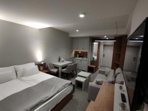 Habitación de hotel con cama y sala de estar. en Star Hill - Koznik Konaci en Kopaonik