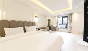 Postel nebo postele na pokoji v ubytování H moment Hotel songjeong