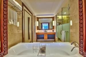 Koupelna v ubytování The Trans Resort Bali