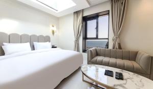 Postel nebo postele na pokoji v ubytování H moment Hotel songjeong