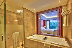 Koupelna v ubytování The Trans Resort Bali