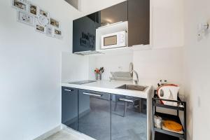 A kitchen or kitchenette at Vatican Andrea's house