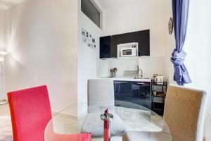 A kitchen or kitchenette at Vatican Andrea's house