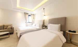Postel nebo postele na pokoji v ubytování H moment Hotel songjeong