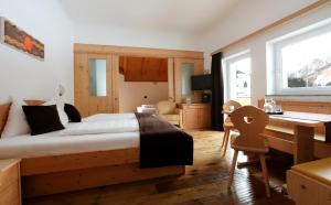 Letto o letti in una camera di Hotel Alpin