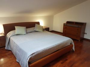 1 dormitorio con 1 cama grande y vestidor en Dalla Giò en Negrar