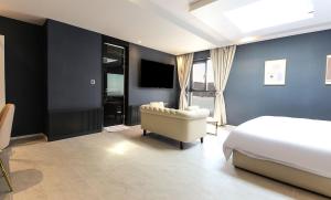 Postel nebo postele na pokoji v ubytování H moment Hotel songjeong