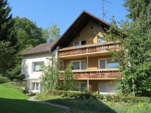 Una casa grande con balcones de madera en el lateral de ella en Ferienwohnung Helga Prokop en Wellheim