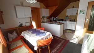 una pequeña cocina con mesa y encimera en Ferienwohnung Helga Prokop, en Wellheim