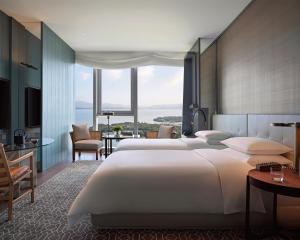 Postel nebo postele na pokoji v ubytování 深圳湾安达仕酒店 Andaz Shenzhen Bay