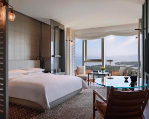 Postel nebo postele na pokoji v ubytování 深圳湾安达仕酒店 Andaz Shenzhen Bay