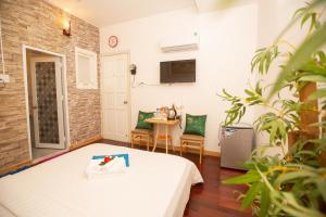 Cette chambre comprend un lit, une table et des chaises. dans l'établissement HANZ Bao Khoi Hotel, à Vung Tau