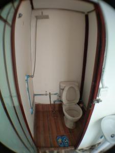 ein kleines Bad mit WC auf einem Boot in der Unterkunft Slowlife House Ayothaya in Phra Nakhon Si Ayutthaya + 79 Fotos