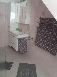 a bathroom with a sink and a mirror at Ferienwohnung-Dorette-in-Stakendorf-mit-Blick-ueber-den-Dorfteich in Stakendorf