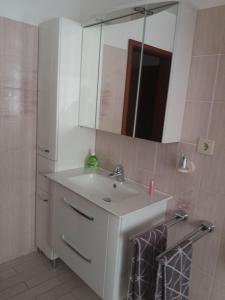 Imagine din galeria proprietății Ferienwohnung-Dorette-in-Stakendorf-mit-Blick-ueber-den-Dorfteich în Stakendorf