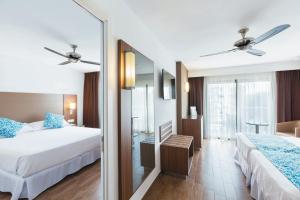 Postel nebo postele na pokoji v ubytování Hotel Riu Bravo - 0'0 All Inclusive