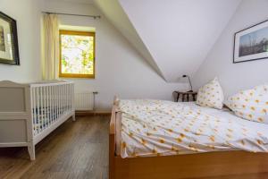 - une chambre avec un lit et une fenêtre dans l'établissement Ferienwohnung Meeresblick, à Boltenhagen