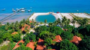 una vista aérea de una playa con barcos en el agua en Mango Beach Resort, en Phu Quoc