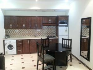 Una cocina o cocineta en Dorar Darea Serviced Apartments - Al Malqa