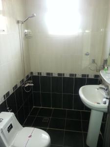 Un baño de Dorar Darea Serviced Apartments - Al Malqa