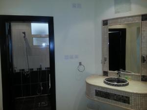 Un baño de Dorar Darea Serviced Apartments - Al Malqa 33 fotos más