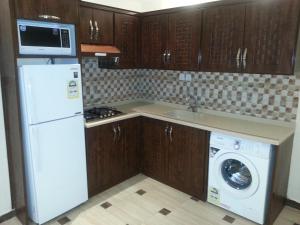 Una cocina o cocineta en Dorar Darea Serviced Apartments - Al Malqa