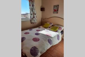 Un dormitorio con una cama en una habitación con ventana. en Très bel appartement T3 avec splendide vue mer, en Les Issambres 28 fotos más