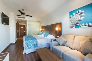TV a/nebo společenská místnost v ubytování Hotel Riu Bravo - 0'0 All Inclusive