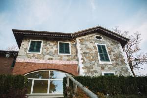 un edificio con una gran ventana en la parte superior en La Foresteria di Villa Piazzo, en Pettinengo