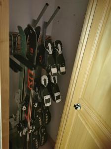 莫里永的住宿－Charmant appartement 6-8 personnes au cœur du village à proximité lac et pistes de ski，挂在门边墙上的一束鞋