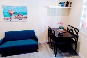 Pokój z krzesłem i stołem z rowerem na ścianie w obiekcie R22-Loft en Madrid con aire acondicionado y Wifi w Madrycie