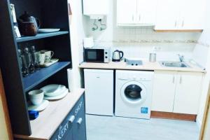a kitchen with a washing machine and a sink at R22-Loft en Madrid con aire acondicionado y Wifi in Madrid