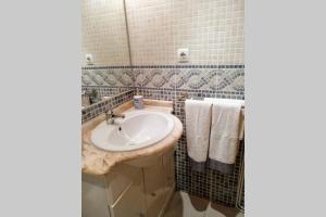 łazienka z umywalką i lustrem w obiekcie R22-Loft en Madrid con aire acondicionado y Wifi w Madrycie