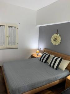 een slaapkamer met een bed met zwart-witte kussens bij Old Town Home in Iglesias