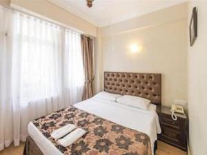 una camera d'albergo con un letto e due asciugamani di Sultan's Inn a Istanbul