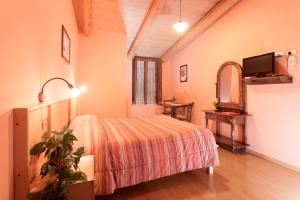 เตียงในห้องที่ Agriturismo Torrazzetta