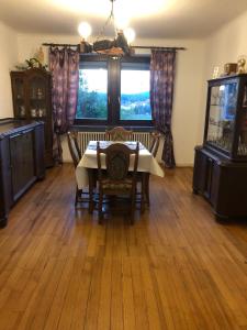 uma sala de jantar com uma mesa e cadeiras em Ferienwohnung Am Schaumberg em Tholey