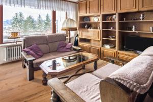 ein Wohnzimmer mit einem Sofa und einem Tisch in der Unterkunft Appartement Förster in Oy-Mittelberg