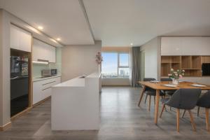 Nhà bếp/bếp nhỏ tại VNBV - Brand New Cozy Condominium • City Center
