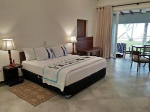 Postel nebo postele na pokoji v ubytování Arhimser Villa-superb 4 bedroom beachfront for 8 in Ranna, Tangalle, BB, pool, free pick up for 7 night stays arriving together, serviced, taxes included