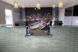 un bar con vistas a la ciudad por la noche en Super 8 by Wyndham Phoenix West en Phoenix