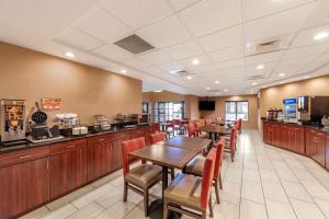 a restaurant with tables and chairs and a cafeteria at Comfort Inn & Suites in Morehead