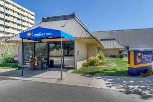 un edificio con una señal de carolinaium delante de él en Comfort Inn Denver Central, en Denver