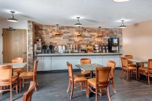 un restaurant avec des tables, des chaises et un comptoir dans l'établissement Econo Lodge North Academy, à Colorado Springs