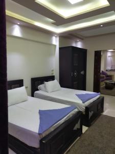 2 aparte bedden in een kamer met een kamer met bij SARAYA AWAD HEGAZI STREET- families only in Alexandrië