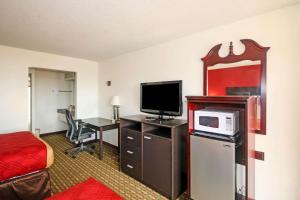 A television and/or entertainment centre at Econo Lodge Inn And Suites - Pilot Mountain