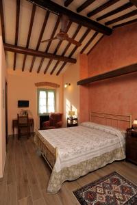 ein Schlafzimmer mit einem großen Bett in einem Zimmer in der Unterkunft La Pietra Piana B&B in Reggello