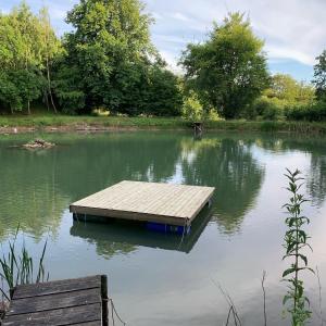 un muelle sentado en medio de un lago en Farm Stay Happy Dogs Ranch en Veberöd