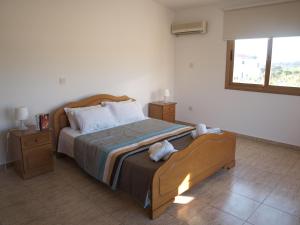 a bedroom with a bed with two teddy bears on it at Mariandy Villa 2 in Coral Bay