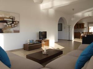 Una sala de estar con un sofá y un televisor. en Mariandy Villa 2, en Bahía de Coral